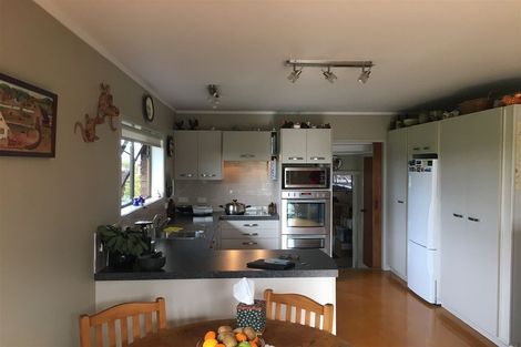 Photo of property in 679 Waitakere Road, Kumeu, 0891