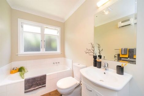 Photo of property in 16 Newcastle Street, Hokowhitu, Palmerston North, 4410