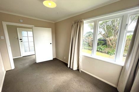 Photo of property in 4 Holford Street, Westown, New Plymouth, 4310