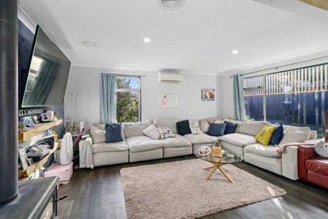 Photo of property in 27 Edelweiss Grove, Timberlea, Upper Hutt, 5018