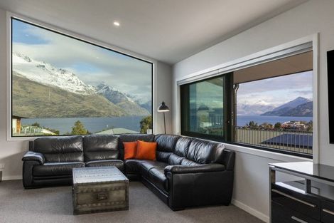 Photo of property in 18 Poplar Drive, Kelvin Heights, Queenstown, 9300