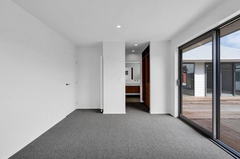 Photo of property in 9a Strandon Place, Strandon, New Plymouth, 4312