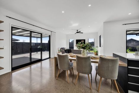 Photo of property in 5 Aheahea Way, Hurworth, New Plymouth, 4310