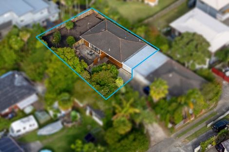 Photo of property in 2/7 Tallington Crescent, Torbay, Auckland, 0630