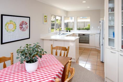 Photo of property in 3/8 Bernie Edwards Place, Botany Downs, Auckland, 2010