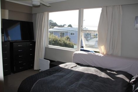 Photo of property in 15 Kahikatea Grove, Paparangi, Wellington, 6037