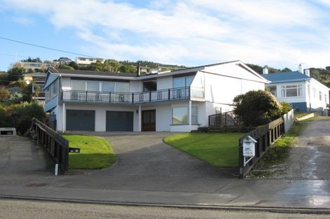 Photo of property in 104 Marine Parade, Bluff, 9814