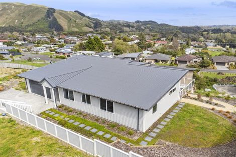Photo of property in 64 Kakariki Grove, Waikanae, 5036