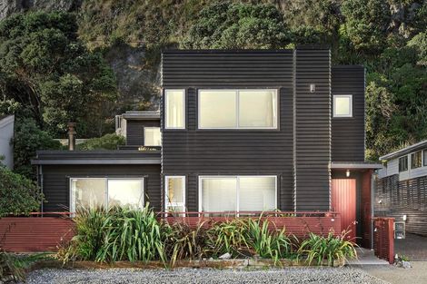 Photo of property in 394 The Esplanade, Island Bay, Wellington, 6023