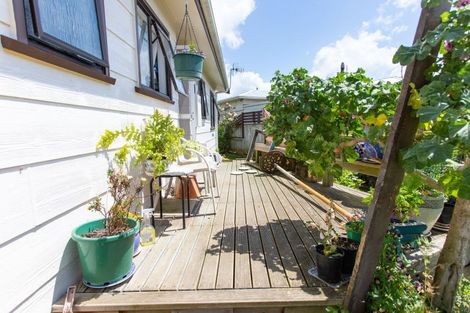 Photo of property in 20 Ross Street, Woodville, 4920