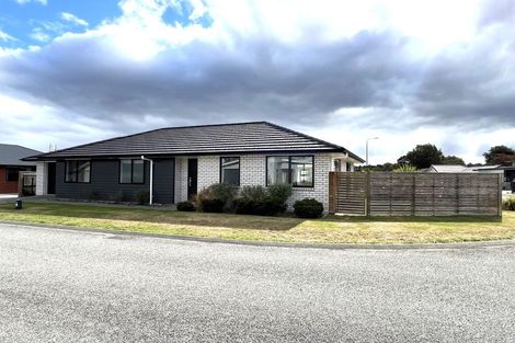 Photo of property in 2 Tarata Grove, Lansdowne, Masterton, 5810