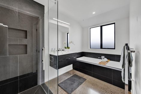 Photo of property in 5 Aheahea Way, Hurworth, New Plymouth, 4310