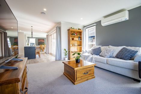 Photo of property in 4 Mediterranean Grove, Fitzherbert, Palmerston North, 4410