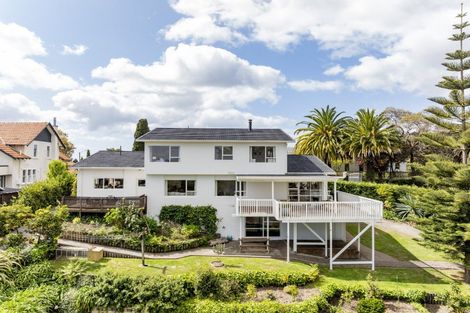 Photo of property in 42 Busby Hill, Havelock North, 4130