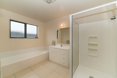 Photo of property in 32 Tennyson Avenue, Kelvin Grove, Palmerston North, 4414