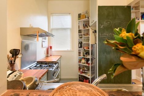 Photo of property in 39 Queen Street, Mount Victoria, Wellington, 6011