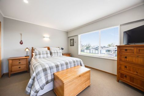 Photo of property in 5 Tanoa Place, Glendene, Auckland, 0602
