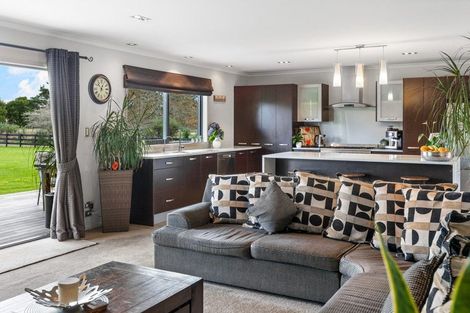 Photo of property in 124 Boord Crescent, Kumeu, 0891