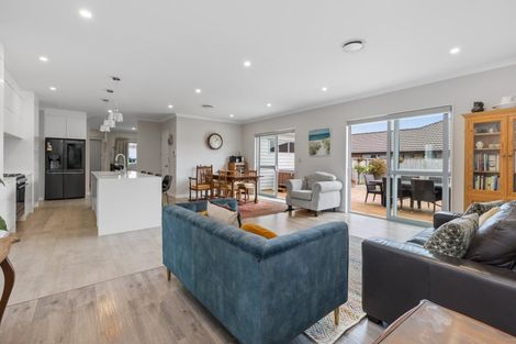 Photo of property in 16 Walter Ruddock Avenue, Kumeu, 0810