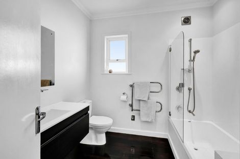 Photo of property in 290 Devon Street West, New Plymouth, 4310