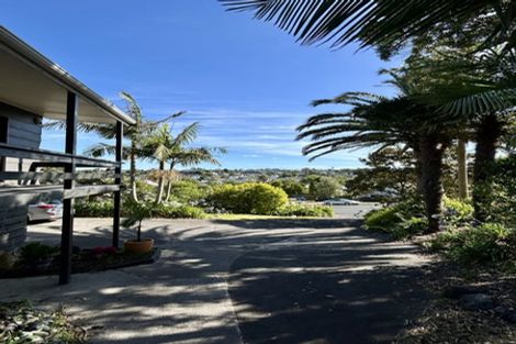 Photo of property in 15 Atlantis Place, Totara Vale, Auckland, 0629