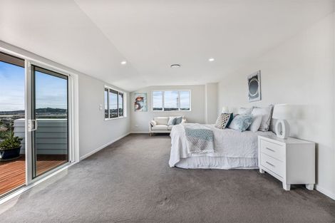 Photo of property in 23 Bartells Drive, Goodwood Heights, Auckland, 2105