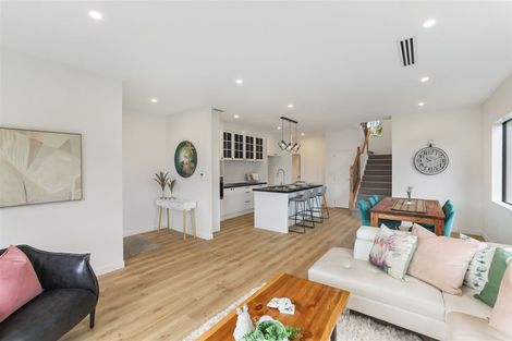 Photo of property in 5b Woodhouse Place, West Harbour, Auckland, 0618