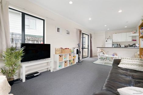 Photo of property in 34 Cedar Heights Avenue, Massey, Auckland, 0614