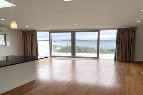 Photo of property in 352 Queens Drive, Lyall Bay, Wellington, 6022