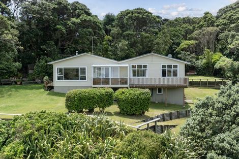 Photo of property in 14 Garden Road, Piha, 0772
