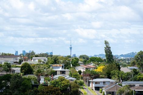 Photo of property in 2/30 Glen Vista Place, Bayview, Auckland, 0629