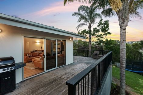 Photo of property in 10 Baulcomb Parade, Windsor Park, Auckland, 0632