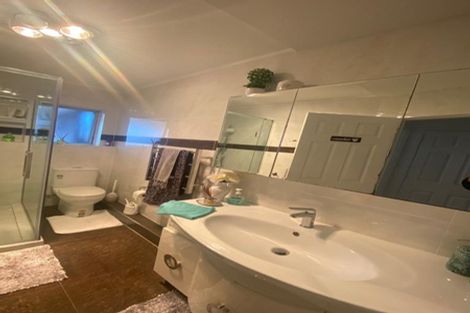 Photo of property in 121 Everglade Drive, Totara Heights, Auckland, 2105