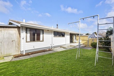 Photo of property in 5 Arahanga Grove, Maupuia, Wellington, 6022