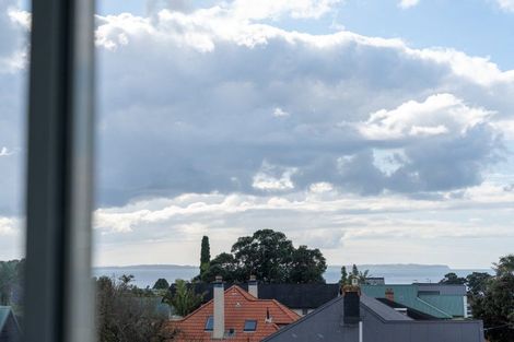 Photo of property in 1/2 Ocean View Road, Milford, Auckland, 0620