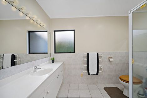 Photo of property in 22 Hogarth Rise, West Harbour, Auckland, 0618