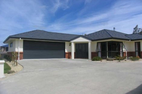 Photo of property in 64 Ruapehu Drive, Fitzherbert, Palmerston North, 4410