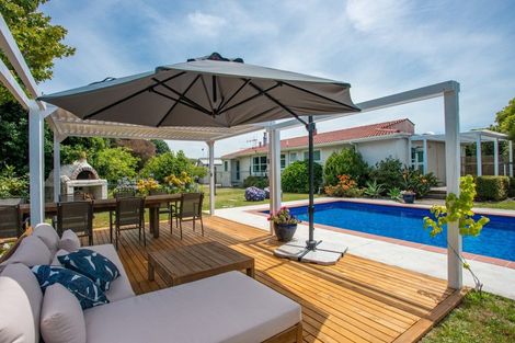 Photo of property in 20 Deakin Place, Clive, 4102