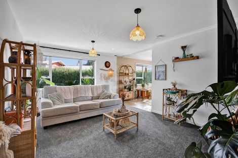 Photo of property in 15 Bone Crescent, Hawera, 4610