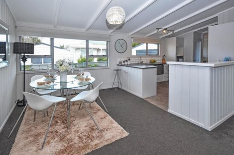 Photo of property in 98 Torkar Road, Clarks Beach, 2122