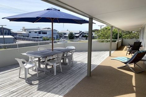 Photo of property in 320 Ocean Road, Whangamata, 3620