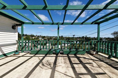 Photo of property in 10 Springside Place, New Lynn, Auckland, 0600