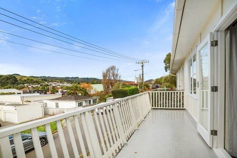 Photo of property in 6d Rewa Terrace, Tawa, Wellington, 5028