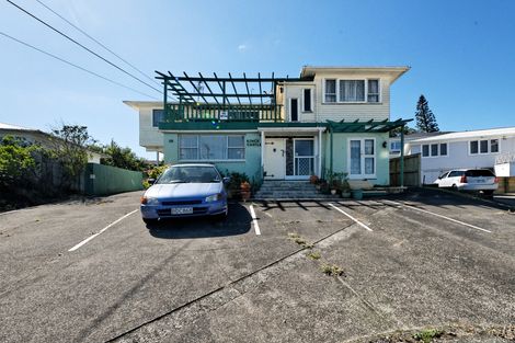 Photo of property in 10 Springside Place, New Lynn, Auckland, 0600