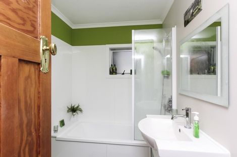 Photo of property in 61 Pioneer Road, Moturoa, New Plymouth, 4310