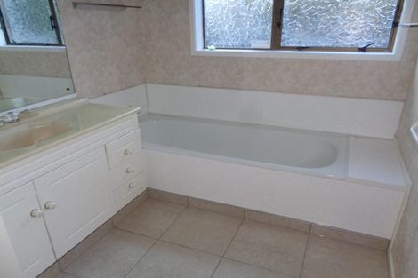 Photo of property in 2/125 Glenmore Road, Sunnyhills, Auckland, 2010