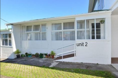 Photo of property in 81 Pupuke Road, Northcote, Auckland, 0627