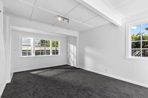 Photo of property in 5a Roslyn Terrace, Stanley Point, Auckland, 0624