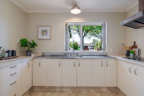 Photo of property in 17 Earl Place, Hokowhitu, Palmerston North, 4410