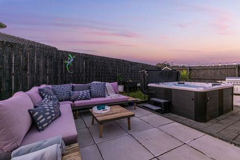 Photo of property in 22 Bradnor Meadows Drive, Swanson, Auckland, 0612